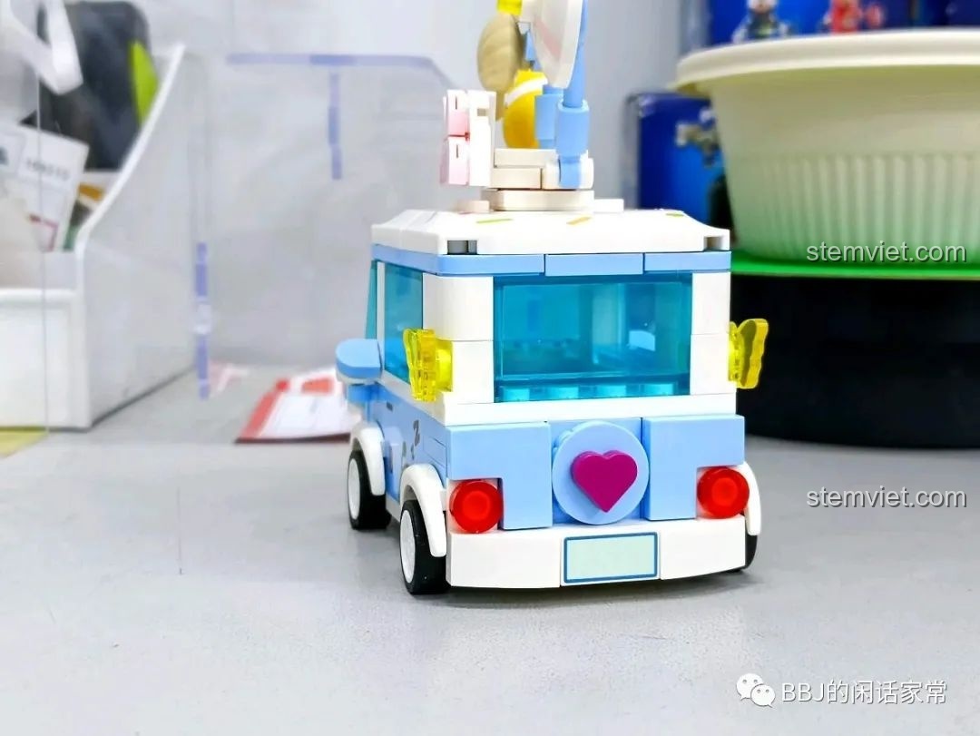 Mặt sau của xe kem SEMBO 615004 đã lắp xong, với đèn hậu đỏ và chi tiết trái tim hồng.