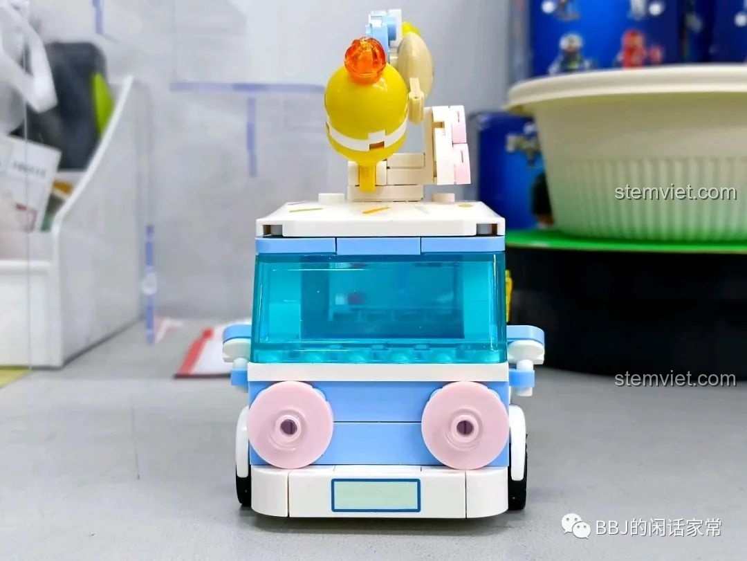 Mặt trước của xe kem SEMBO 615004 đã lắp xong, với đèn pha hồng và biểu cảm dễ thương.