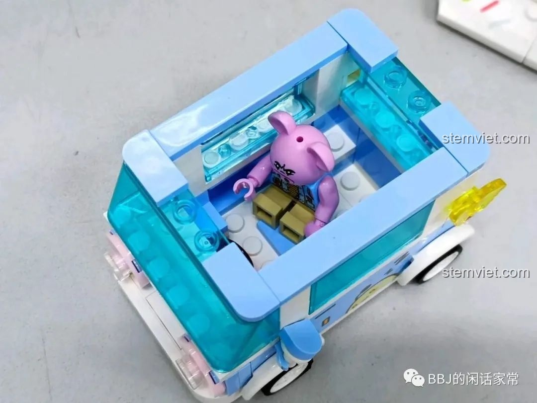 Nhân vật chú heo hồng đã được đặt gọn gàng bên trong xe kem SEMBO 615004.