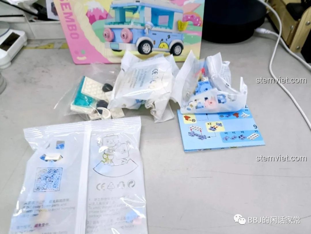 Các túi mảnh ghép và sách hướng dẫn của bộ đồ chơi lắp ráp SEMBO 615004 Xe Kem Que Băng Tinh sau khi mở hộp.