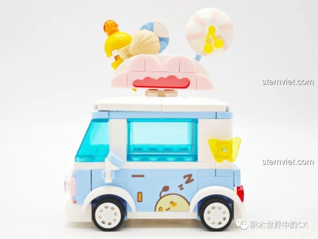 Cận cảnh phần đầu xe của mô hình Sembo 615004 Xe Kẹo Mút Băng Tinh, với đèn pha và chi tiết trang trí.