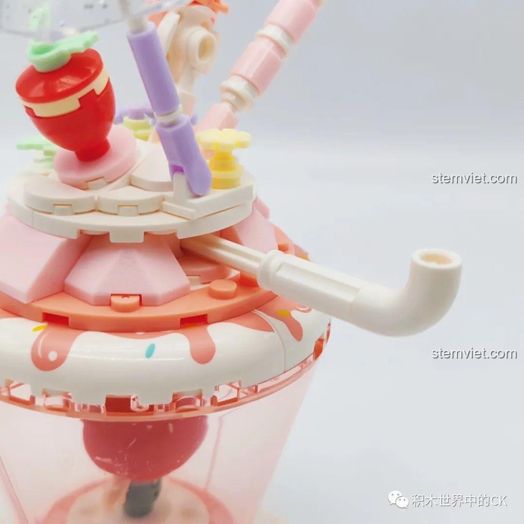 Mặt sau của mô hình SEMBO 615011 Cốc Kem Dâu Tây Ngọt Ngào, cho thấy các chi tiết lắp ráp. Đồ chơi xếp hình chất lượng cao.