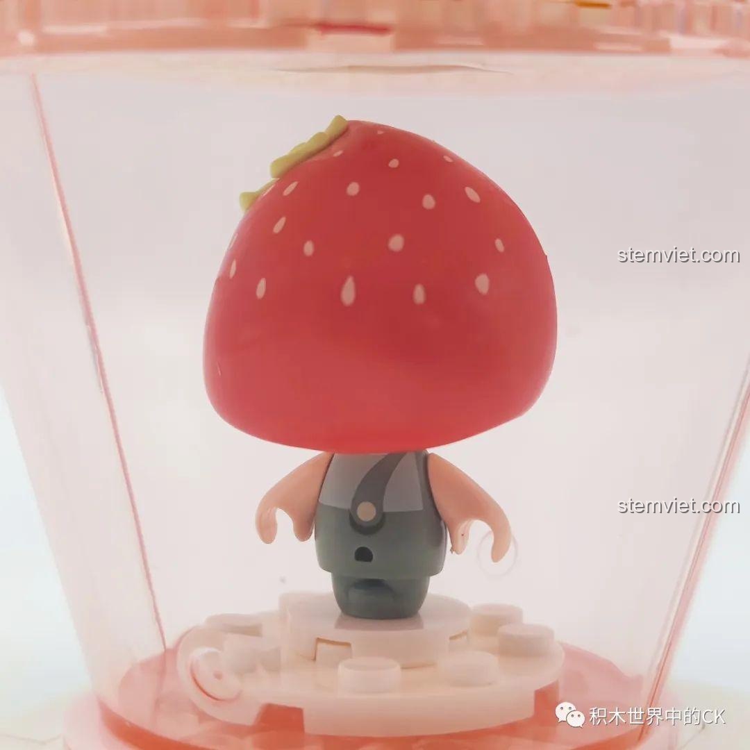 Cận cảnh phần tóc hình quả dâu tây của minifigure trong bộ lắp ráp SEMBO 615011 Cốc Kem Dâu Tây. Đồ chơi sáng tạo cho bé.