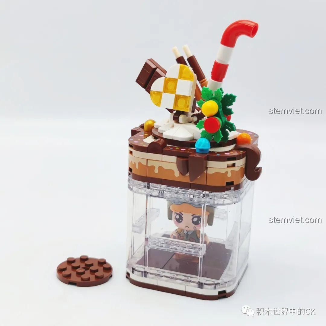 Mô hình SEMBO 615012 Cốc Kem Socola Hạnh Phúc với chiếc bánh quy socola bên cạnh. Đồ chơi lắp ráp sáng tạo.
