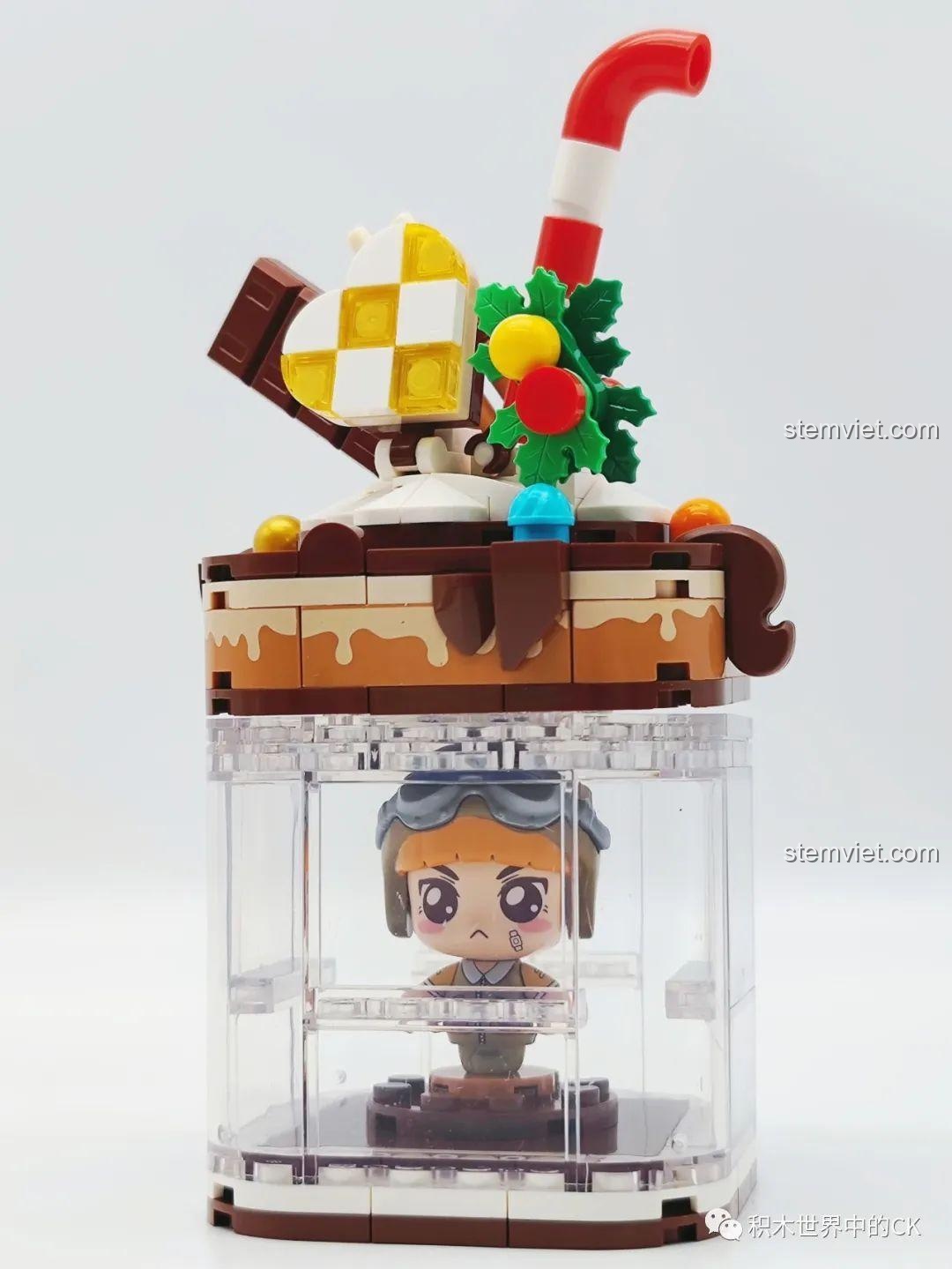 Mô hình hoàn chỉnh của bộ lắp ráp SEMBO 615012 Cốc Kem Socola Hạnh Phúc, với minifigure phi công. Đồ chơi xếp hình cho bé gái.