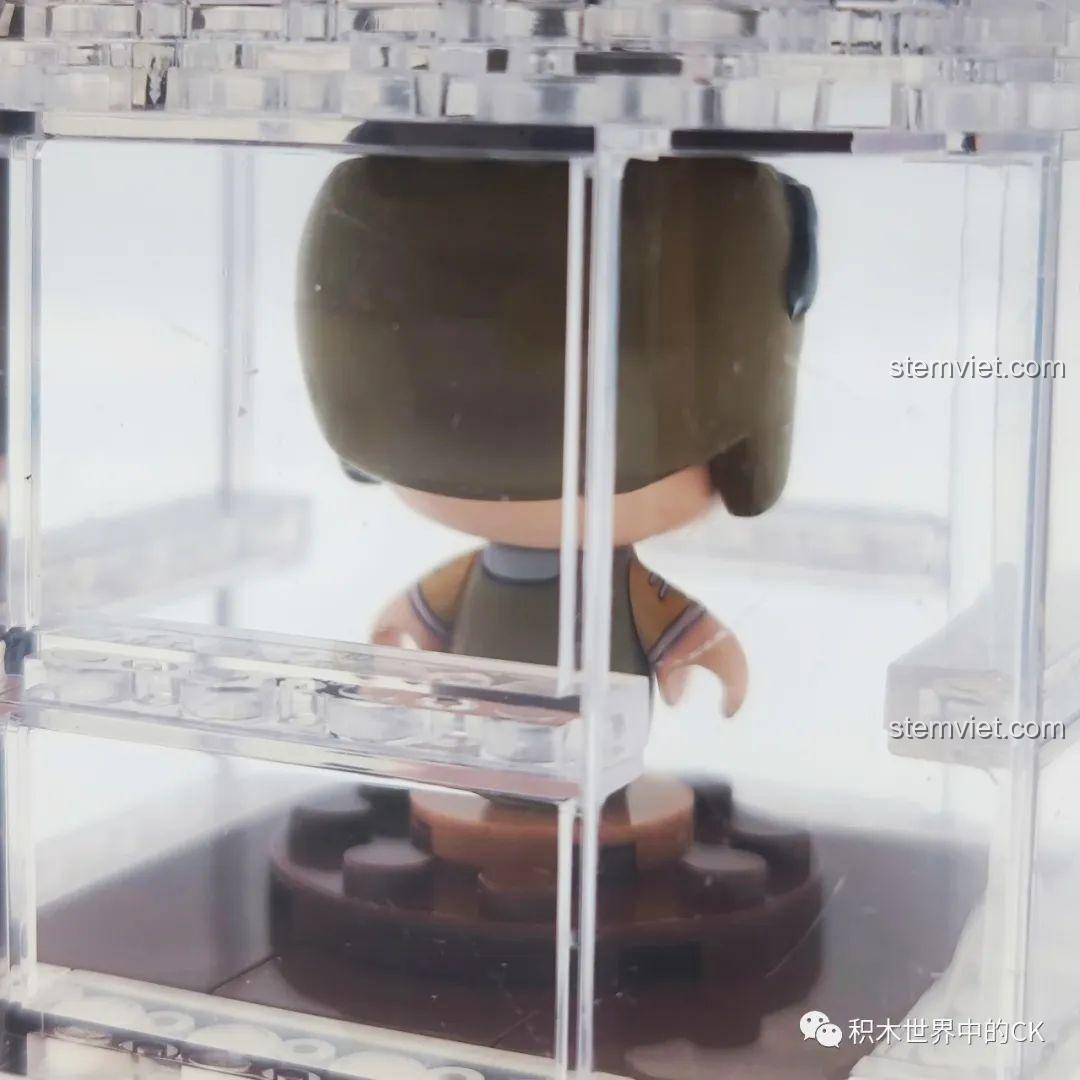 Góc nhìn phía sau minifigure phi công trong bộ lắp ráp SEMBO 615012 Cốc Kem Socola Hạnh Phúc. Đồ chơi lắp ghép cho trẻ em.