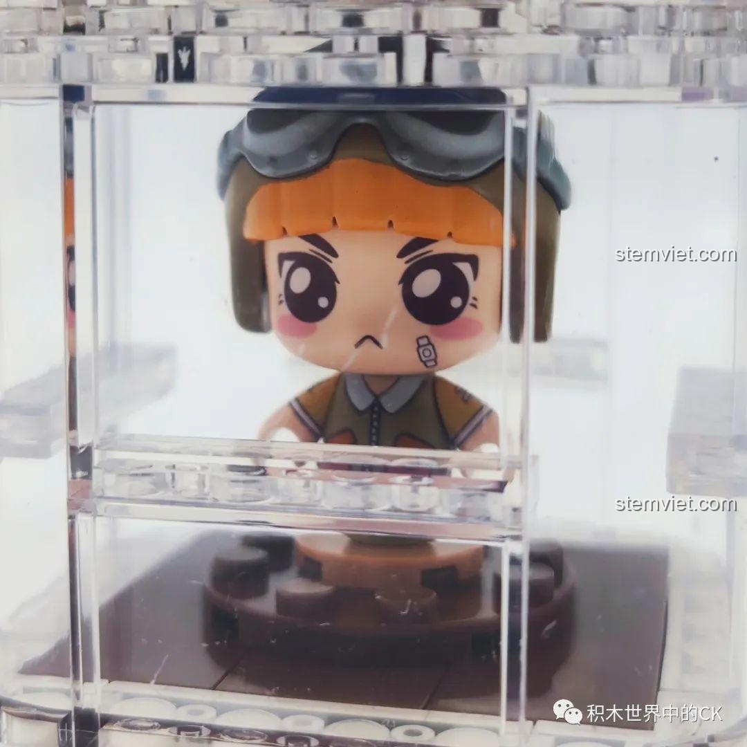 Cận cảnh minifigure phi công trong mô hình SEMBO 615012 Cốc Kem Socola Hạnh Phúc. Đồ chơi mô hình chi tiết.