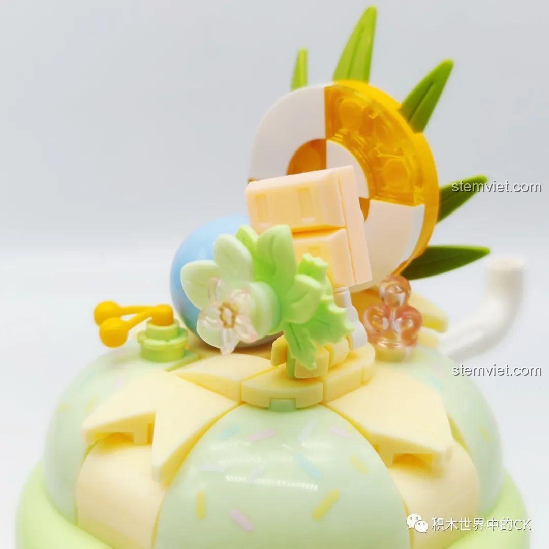 Chi tiết quả cầu xanh và nốt nhạc vàng trên mô hình SEMBO 615013 Cốc Kem Trà Xanh Mát Lạnh. Bộ lắp ghép độc đáo.