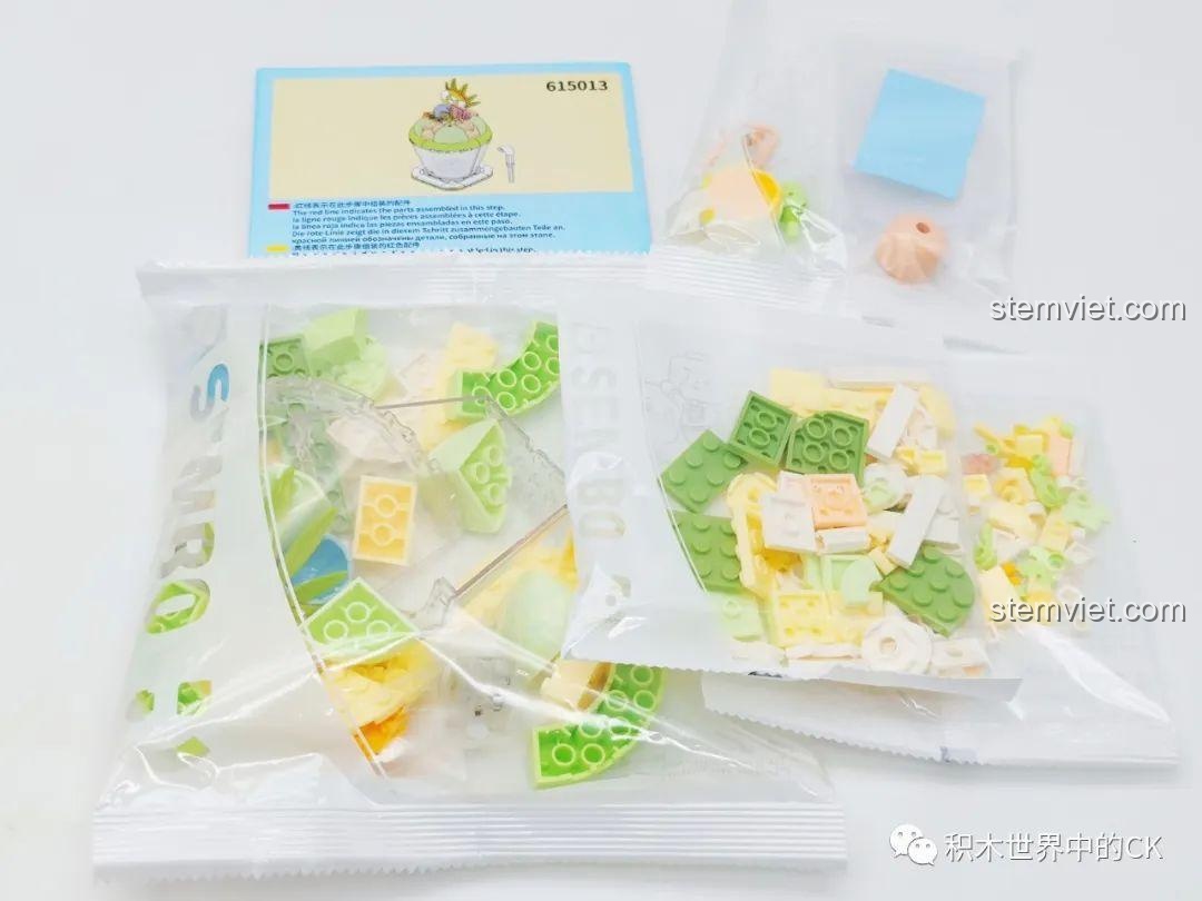 Mô hình hoàn chỉnh của bộ lắp ráp SEMBO 615013 Cốc Kem Trà Xanh Mát Lạnh, với minifigure cô bé Trà Xanh. Đồ chơi lắp ghép cho bé gái.