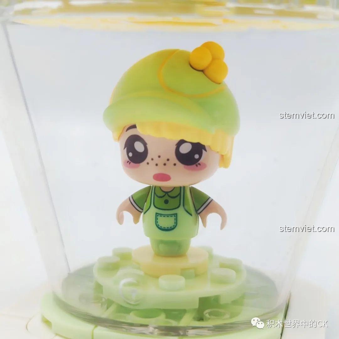 Góc nhìn phía sau minifigure cô bé Trà Xanh trong bộ lắp ráp SEMBO 615013 Cốc Kem Trà Xanh. Đồ chơi lắp ghép cho trẻ em.