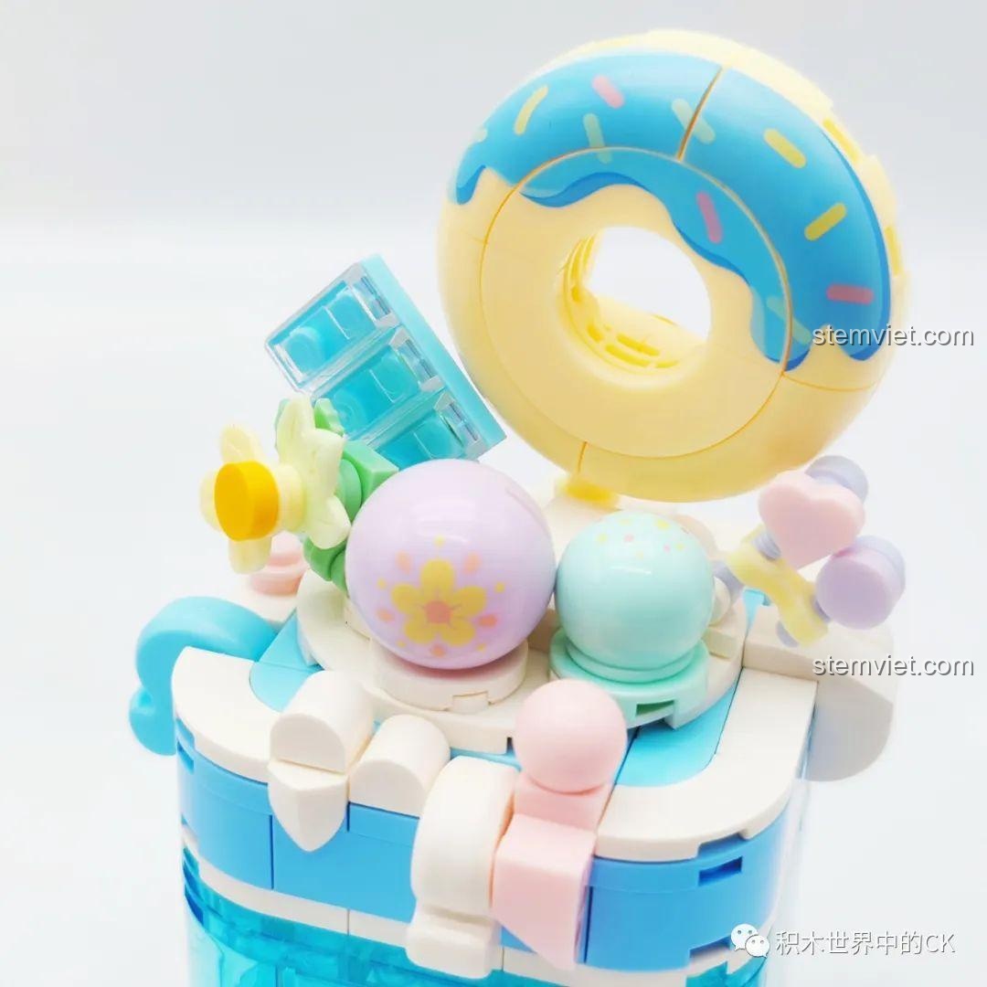 Chi tiết bông hoa và dải ruy băng trên mô hình SEMBO 615014 Cốc Kem Đại Dương Mộng Mơ. Bộ lắp ghép chất lượng.