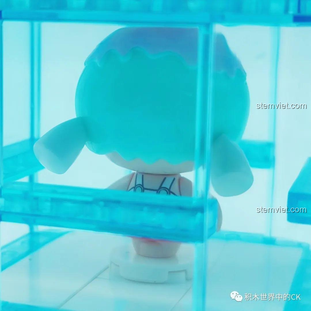 Cận cảnh phần kem trang trí trên mô hình SEMBO 615014 Cốc Kem Đại Dương Mộng Mơ, với bánh donut và hoa. Đồ chơi lắp ráp chi tiết.