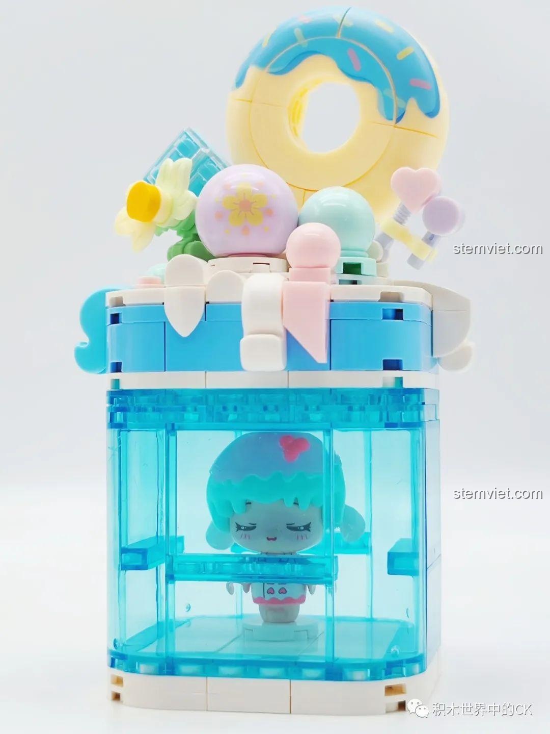 Cận cảnh minifigure cô bé Đại Dương bên trong mô hình SEMBO 615014 Cốc Kem Đại Dương Mộng Mơ. Đồ chơi mô hình đáng yêu.