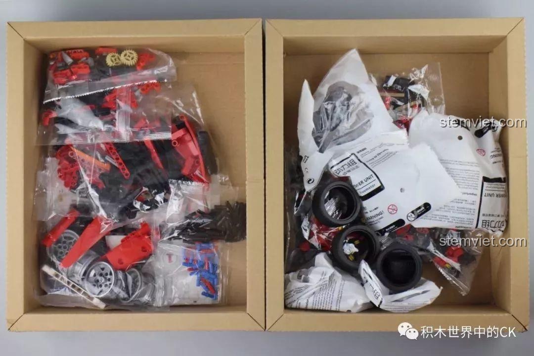 Các túi chi tiết và động cơ bên trong hộp Sembo 701000 được người dùng chụp lại.