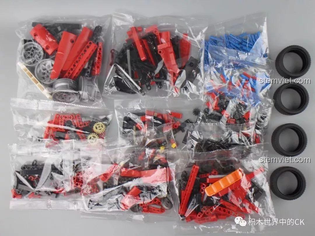 Các túi mảnh ghép của bộ đồ chơi Sembo 701000 được sắp xếp để chuẩn bị lắp ráp.