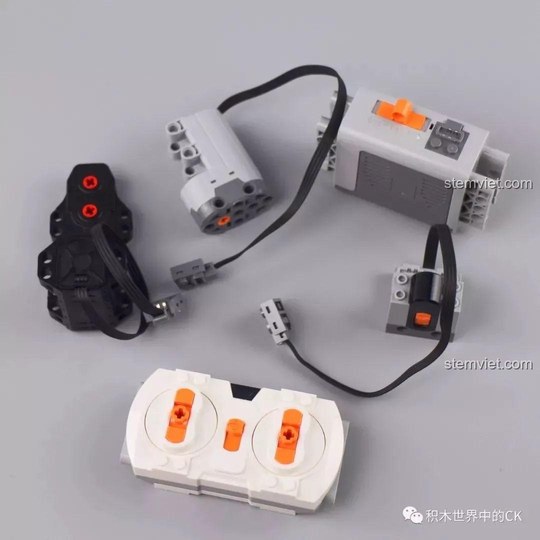 Bộ động cơ và điều khiển từ xa của Sembo 701000 sau khi mở túi.