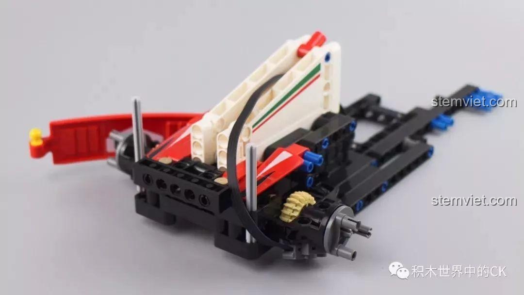 Bộ động cơ và điều khiển từ xa của Sembo 701000 được kết nối để kiểm tra.