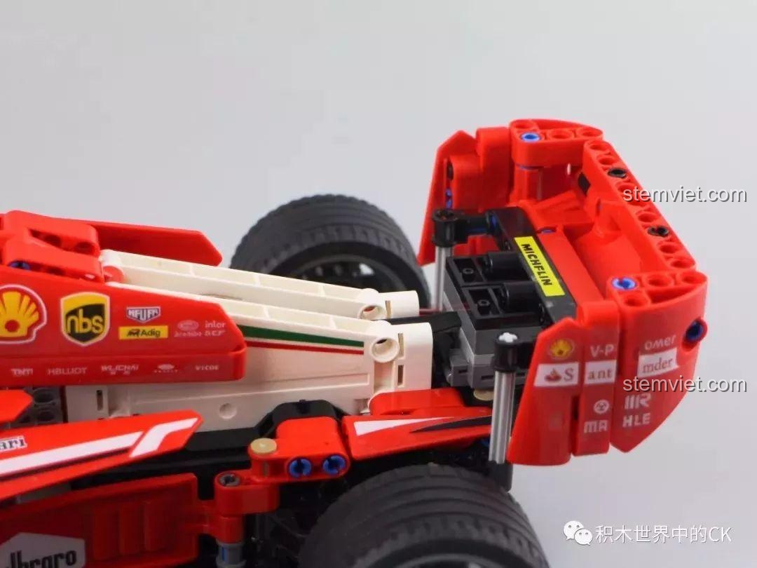 Ảnh review chi tiết bánh sau của mô hình Sembo 701000.