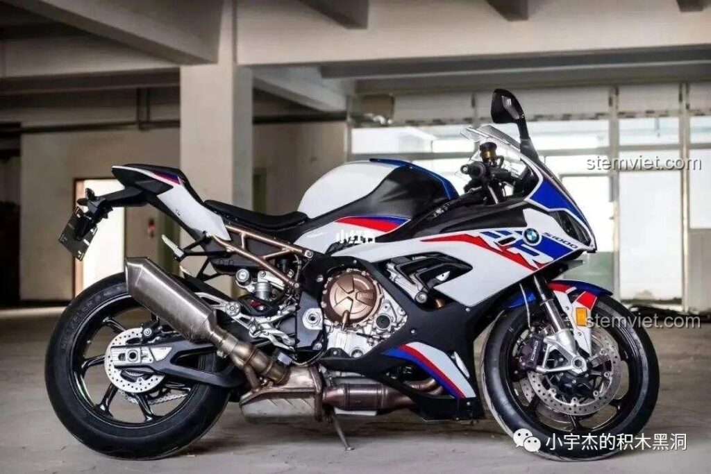 Hình ảnh mô tô BMW S1000RR phiên bản thật, nguyên mẫu của bộ lắp ráp SEMBO 701812, thể hiện thiết kế mạnh mẽ và thể thao.