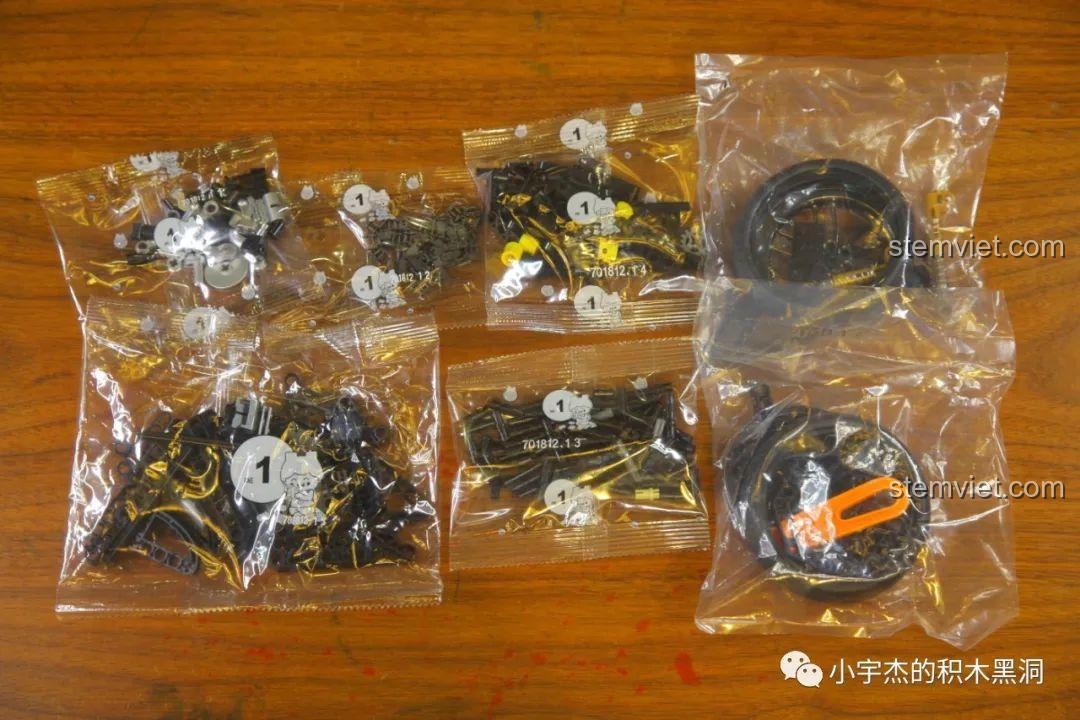 Các túi mảnh ghép được đánh số 1 của bộ lắp ráp SEMBO 701812, chứa các chi tiết cơ bản để bắt đầu lắp ráp khung sườn.