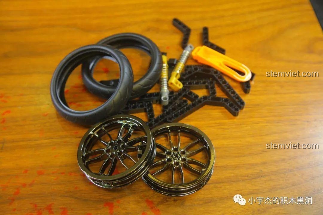 Cận cảnh bánh xe và các chi tiết kim loại sáng bóng của bộ lắp ráp SEMBO 701812 Mô tô BMW S1000TT, tạo vẻ cao cấp cho mô hình.