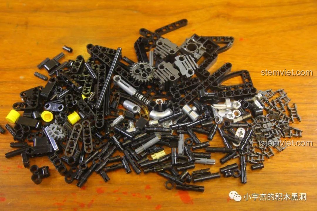 Tất cả mảnh ghép từ túi số 1 của bộ lắp ráp SEMBO 701812, bao gồm nhiều chi tiết màu đen và các trục Technic.