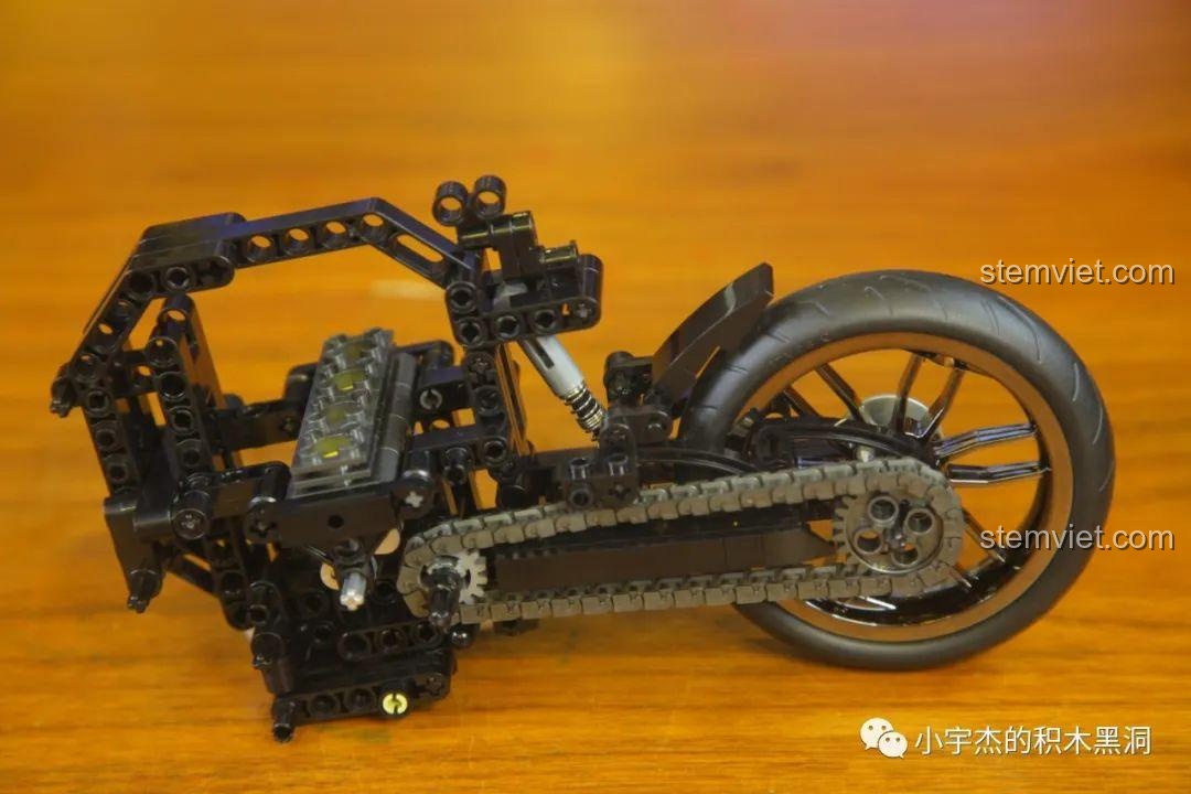 Quá trình lắp ráp khung sườn và hệ thống truyền động xích của bộ lắp ráp SEMBO 701812 Mô tô BMW S1000TT, cho thấy cơ chế hoạt động trơn tru.