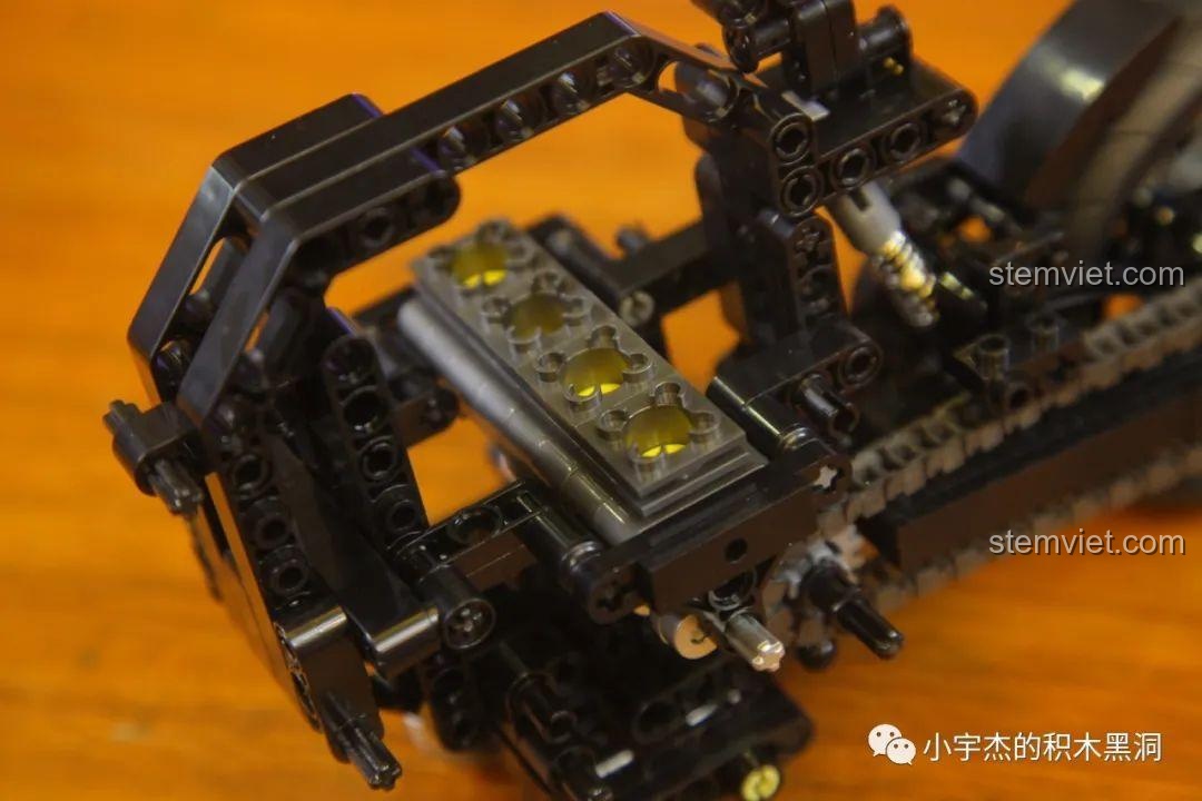 Cận cảnh chi tiết động cơ 4 xi-lanh được lắp ráp trong bộ SEMBO 701812 Mô tô BMW S1000TT, thể hiện sự tỉ mỉ trong thiết kế.