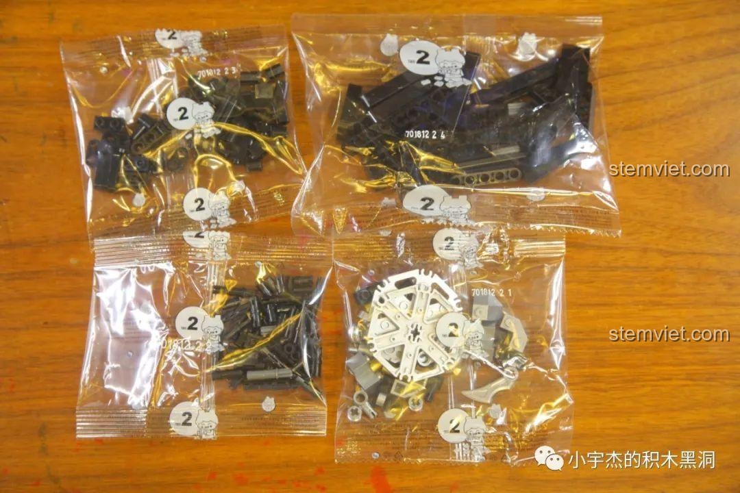 Các túi mảnh ghép được đánh số 2 của bộ lắp ráp SEMBO 701812, chứa các chi tiết màu bạc và vàng để hoàn thiện khung xe.