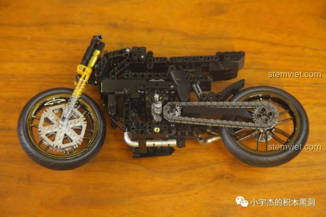 Mô hình bộ lắp ráp SEMBO 701812 Mô tô BMW S1000TT ở giai đoạn hoàn thiện khung sườn, cho thấy cấu trúc chắc chắn và chi tiết.