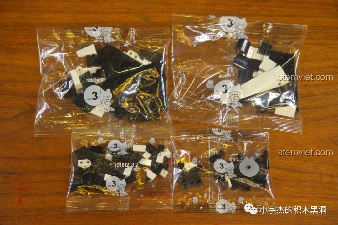 Các túi mảnh ghép được đánh số 3 của bộ lắp ráp SEMBO 701812, chứa các chi tiết vỏ xe và trang trí ngoại thất.