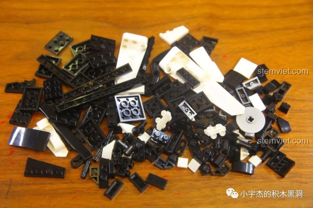 Tất cả mảnh ghép từ túi số 3 của bộ lắp ráp SEMBO 701812, bao gồm nhiều mảnh vỏ màu trắng và đen để tạo hình thân xe.