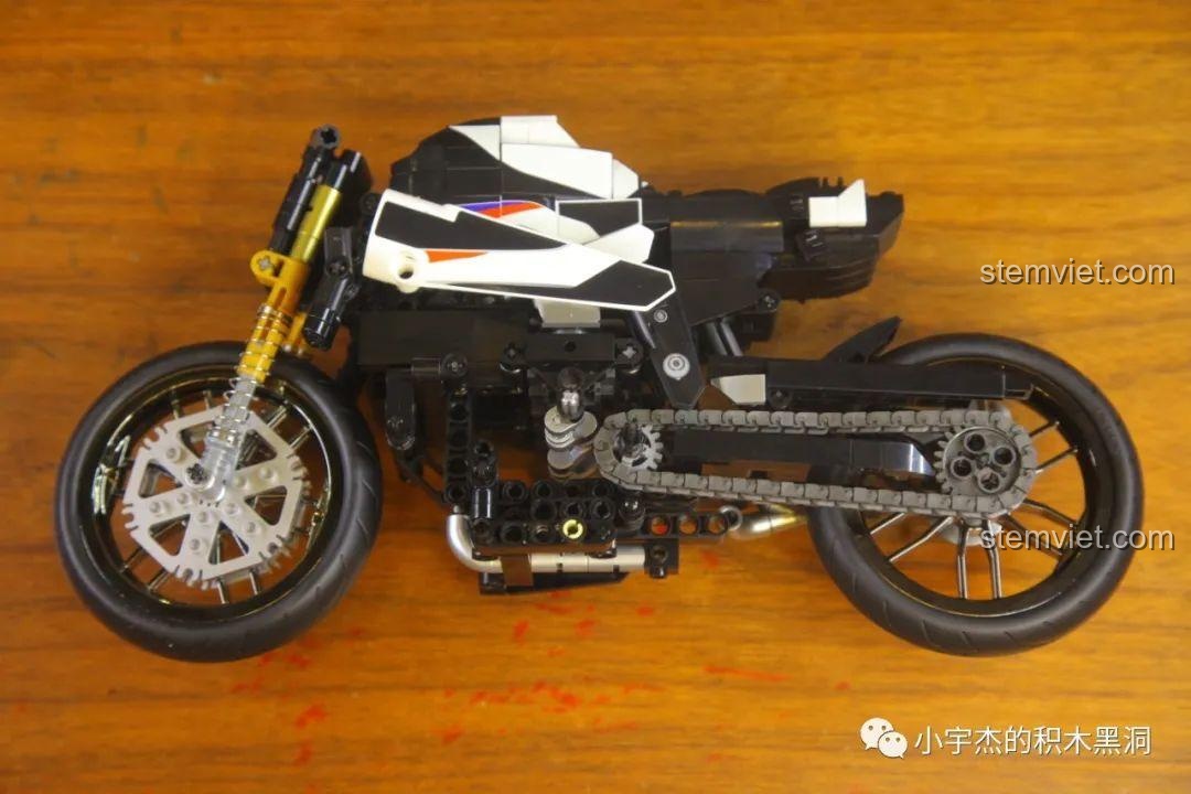 Mô hình bộ lắp ráp SEMBO 701812 Mô tô BMW S1000TT ở giai đoạn chưa lắp chân chống, cần được đặt nằm để tránh đổ.