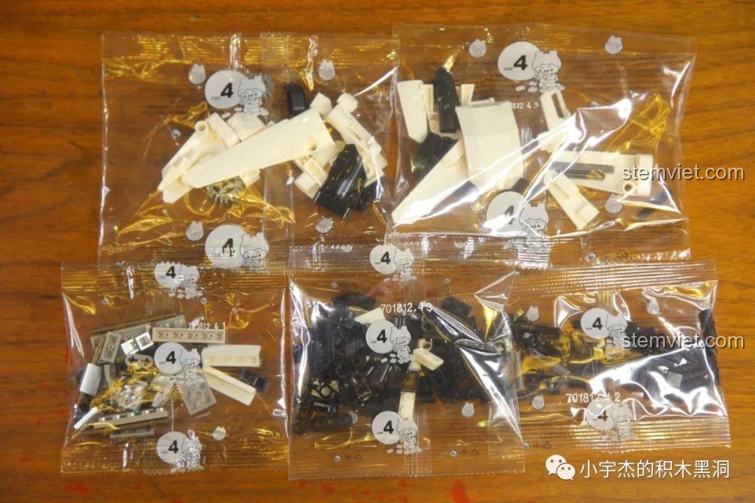 Mô hình bộ lắp ráp SEMBO 701812 Mô tô BMW S1000TT gần hoàn chỉnh, với các chi tiết vỏ xe và kính chắn gió đã được lắp vào.