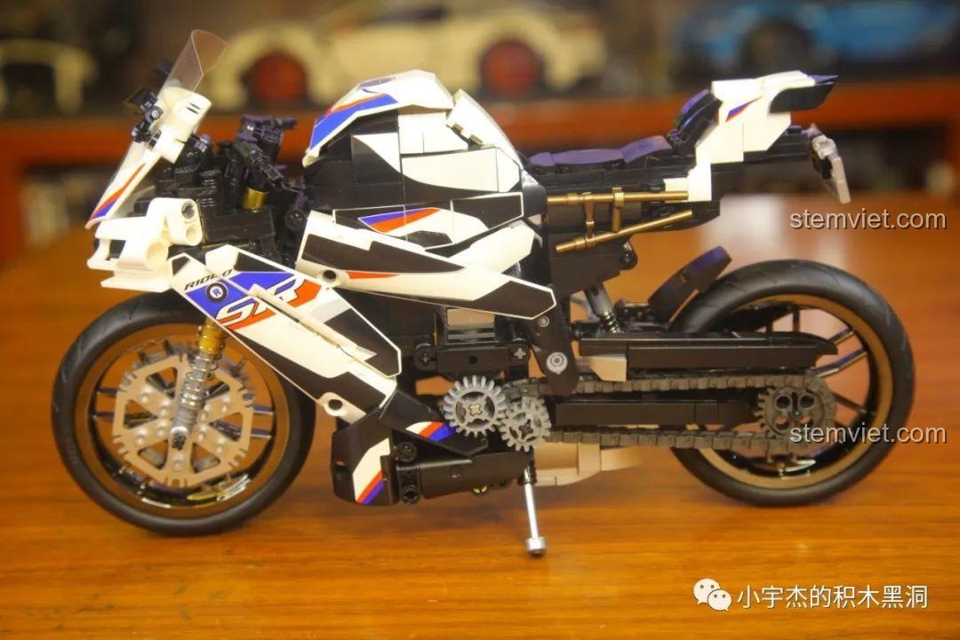 Mô hình bộ lắp ráp SEMBO 701812 Mô tô BMW S1000TT không có giá đỡ bánh sau, cần tìm cách trưng bày phù hợp.