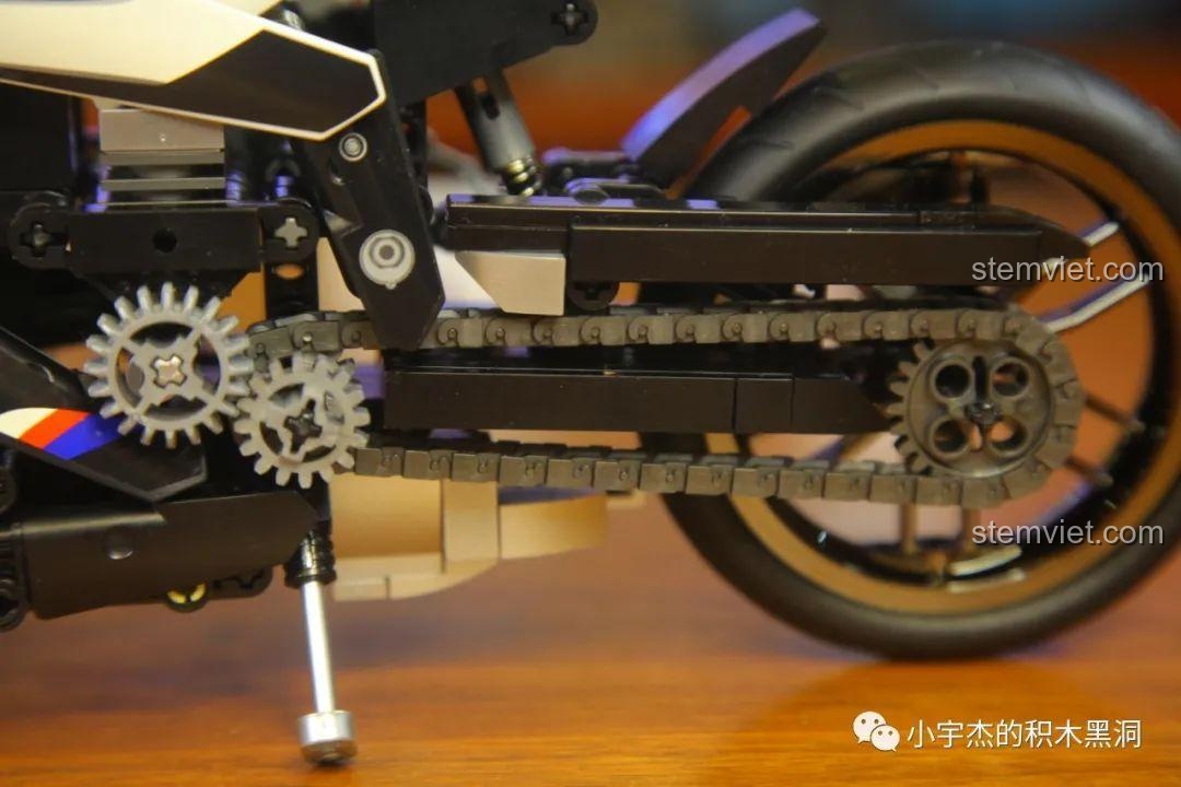 Cận cảnh chi tiết phanh đĩa trước của bộ lắp ráp SEMBO 701812 Mô tô BMW S1000TT, với các mảnh ghép màu bạc tạo vẻ chân thực.