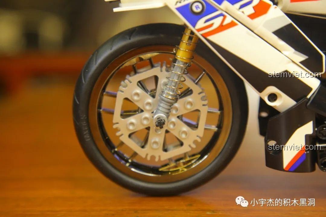 Cận cảnh kính chắn gió bằng vật liệu PVC trong suốt của bộ lắp ráp SEMBO 701812 Mô tô BMW S1000TT, tăng tính thẩm mỹ và chân thực.