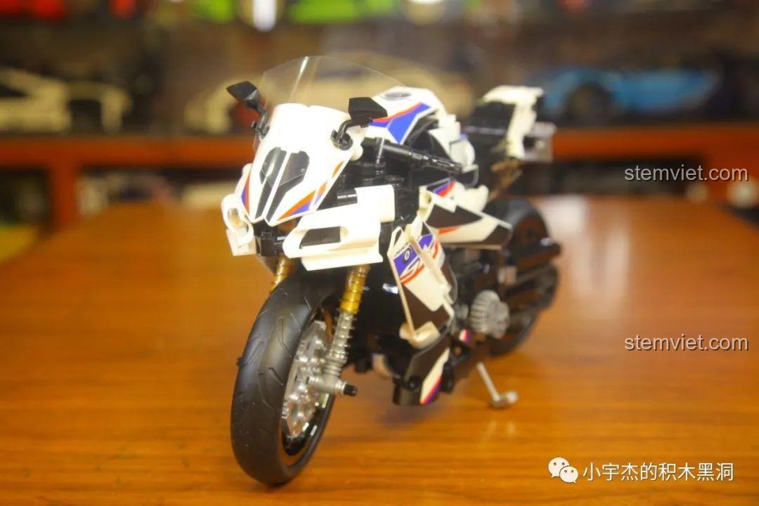 Góc nhìn trực diện mặt trước của mô hình lắp ráp SEMBO 701812 Mô tô BMW S1000TT, thể hiện sự tỉ mỉ trong thiết kế đèn và vỏ xe.