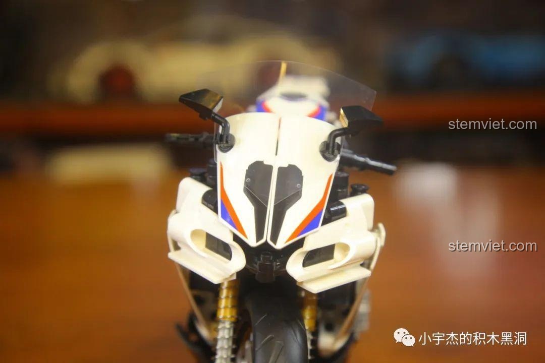 Góc nhìn nghiêng của mô hình hoàn chỉnh bộ lắp ráp SEMBO 701812 Mô tô BMW S1000TT, tôn lên vẻ đẹp thể thao và cân đối.