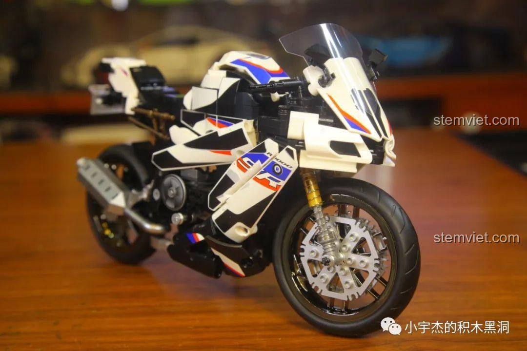 Một góc nhìn khác của mô hình lắp ráp SEMBO 701812 Mô tô BMW S1000TT, làm nổi bật các đường nét thiết kế sắc sảo và màu sắc hài hòa.