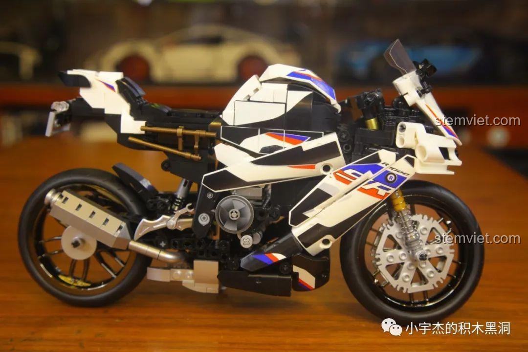 Mô hình hoàn chỉnh bộ lắp ráp SEMBO 701812 Mô tô BMW S1000TT, với các chi tiết vỏ xe và sticker được dán tỉ mỉ, tạo hiệu ứng chân thực.