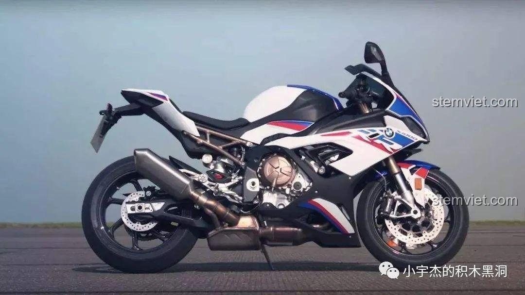 Góc nhìn từ phía sau của mô hình lắp ráp SEMBO 701812 Mô tô BMW S1000TT, làm nổi bật chi tiết ống xả và bánh xe sau.