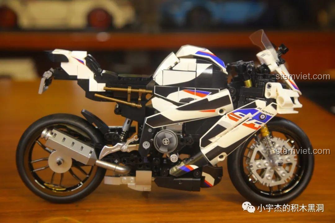 Mô hình hoàn chỉnh bộ lắp ráp SEMBO 701812 Mô tô BMW S1000TT đặt trên chân chống, thể hiện vẻ đẹp tổng thể và khả năng trưng bày.