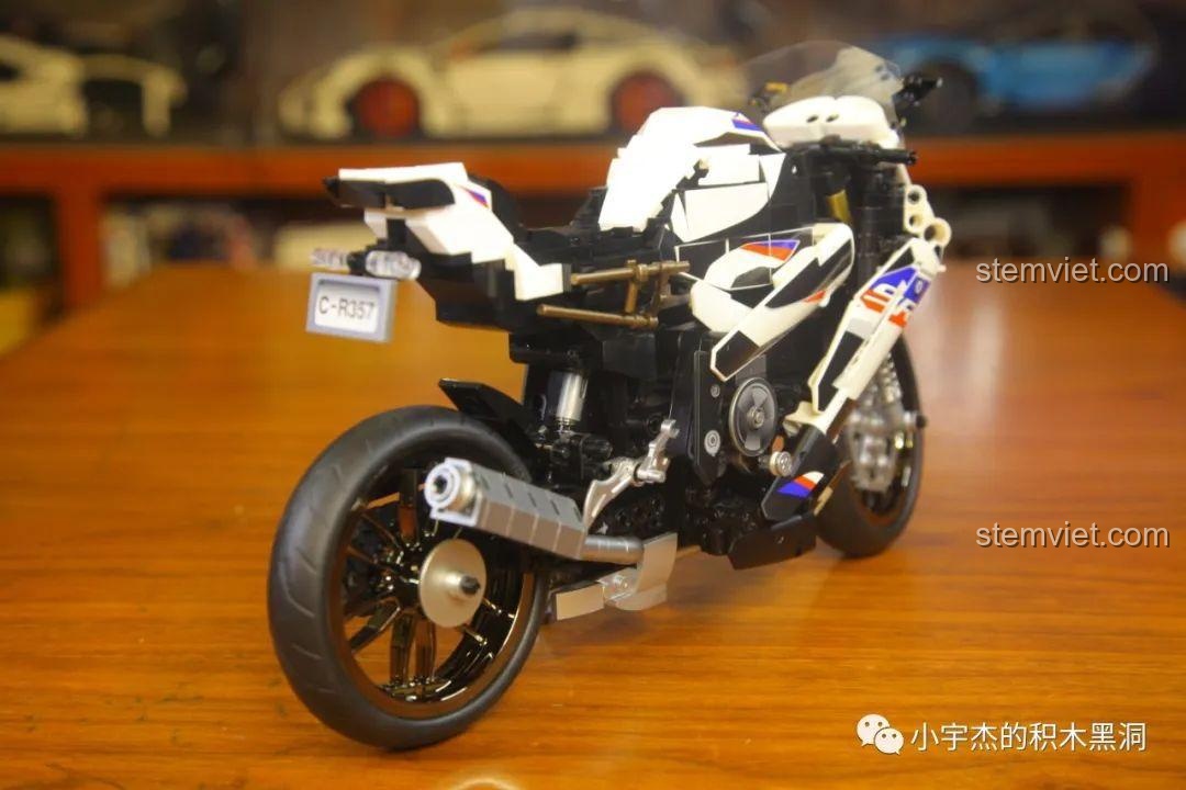 Cận cảnh chân chống xe của mô hình lắp ráp SEMBO 701812 Mô tô BMW S1000TT, cho thấy khả năng điều chỉnh linh hoạt.