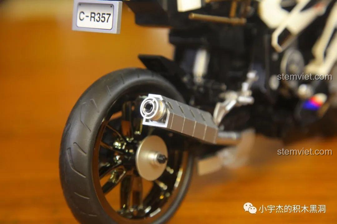 Góc nhìn tổng thể của mô hình lắp ráp SEMBO 701812 Mô tô BMW S1000TT, thể hiện sự hài hòa giữa các chi tiết và màu sắc.