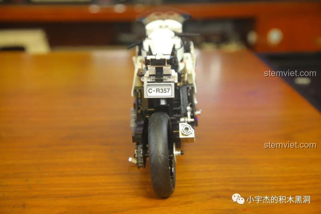 Cận cảnh các chi tiết kim loại màu bạc trên mô hình lắp ráp SEMBO 701812 Mô tô BMW S1000TT, tăng tính chân thực và cao cấp.