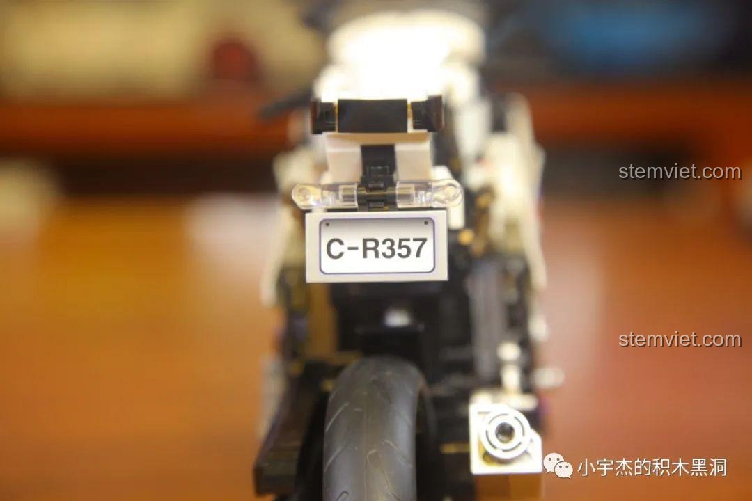 So sánh kích thước mô hình lắp ráp SEMBO 701812 Mô tô BMW S1000TT với một mô hình mô tô khác, cho thấy sự khác biệt về tỷ lệ.