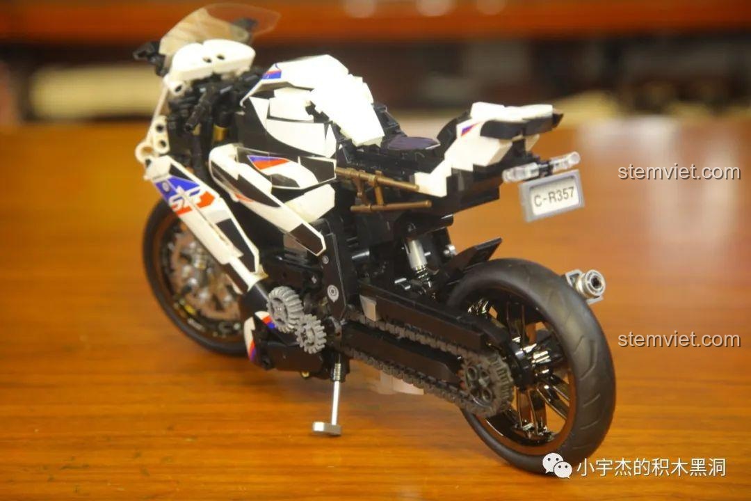 Hai mô hình mô tô lắp ráp đặt cạnh nhau, bao gồm SEMBO 701812 Mô tô BMW S1000TT, thể hiện sự đa dạng của đồ chơi lắp ráp xe.