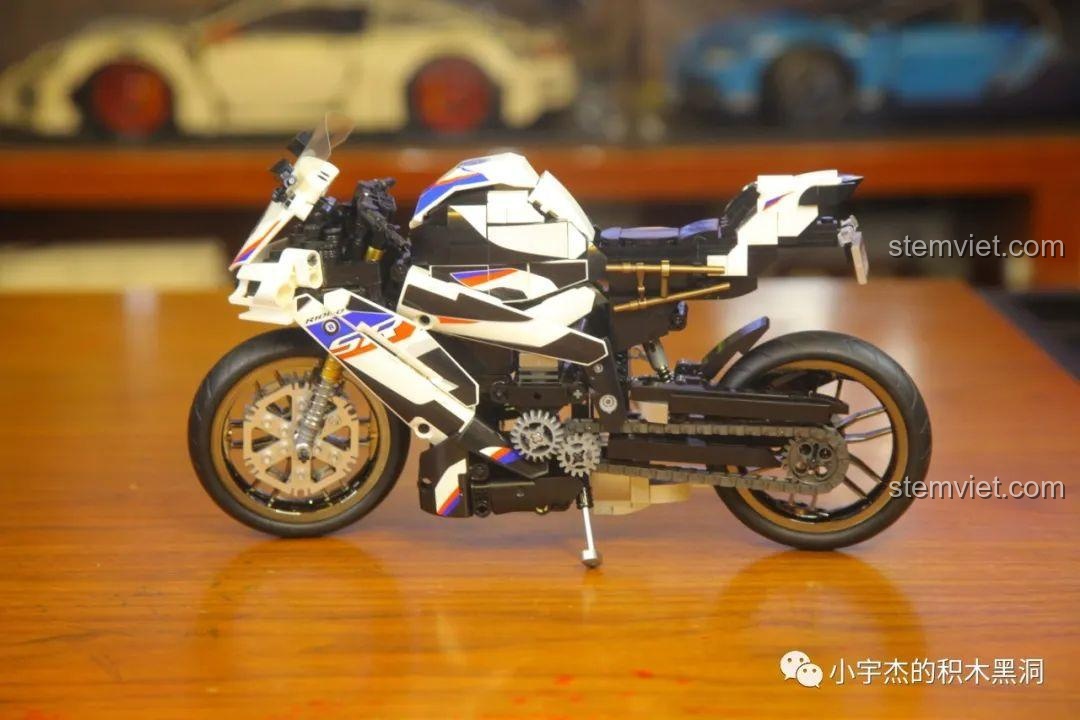 Mô hình mô tô Honda Gold Wing lắp ráp, một ví dụ về các bộ đồ chơi lắp ráp xe khác có thể so sánh với SEMBO 701812.