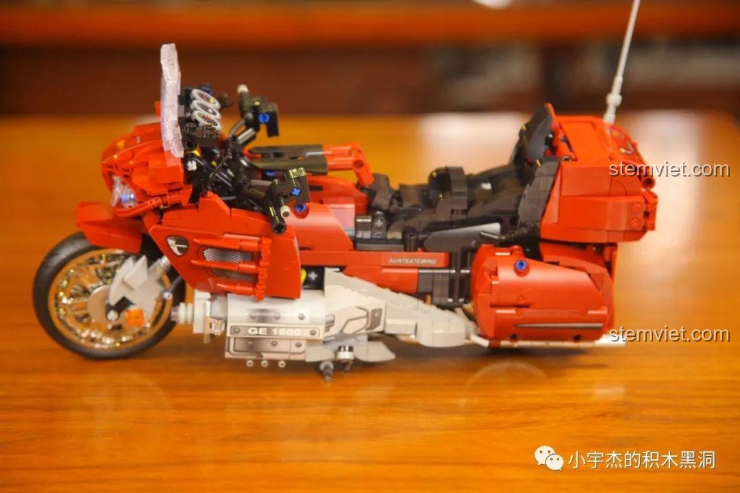 Mô hình mô tô địa hình lắp ráp với nhân vật, cho thấy khả năng kết hợp và sáng tạo với các bộ đồ chơi khác.